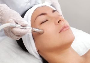 Aesthetician giving Facial Aesthetics to Lady | The Aesthetic dmc in Tucson, AZ